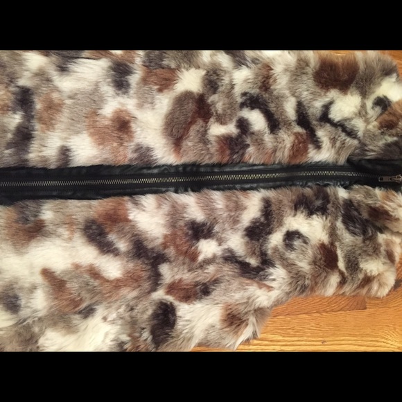 Faux fur vest with leather trim - Picture 4 of 7